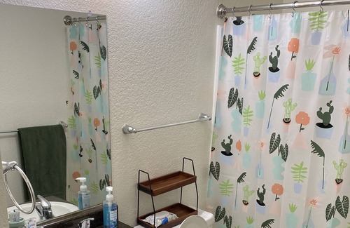 Pleasanton Apartamento | "Cozy Haven: Your Urban Retreat"