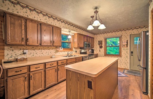 Chief Lake Cabaña | Cozy Hayward Cottage w/ Dock & Lakefront View