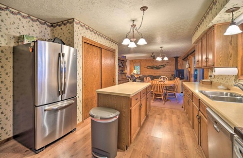 Chief Lake Cabaña | Cozy Hayward Cottage w/ Dock & Lakefront View