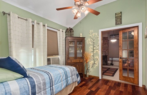 Sulphur Cabaña | Cozy Hideaway on the Calcasieu River