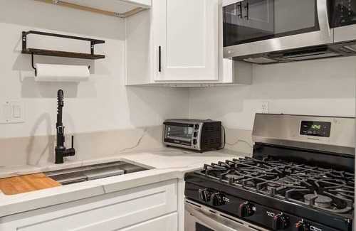 Bonita Casa | Cozy Hideout | Minutes From Downtown