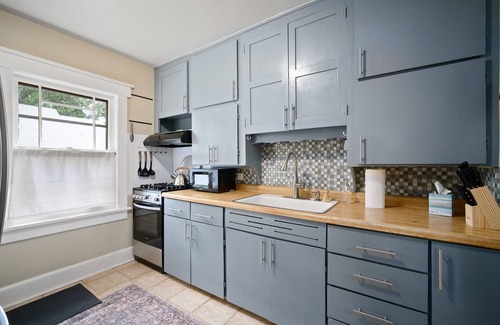 Des Moines Casa | Cozy Highland Park Bungalow