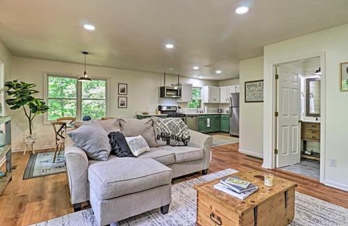 Mirror Lake Casa | Cozy Highlands Escape - 1 Mile to Downtown!