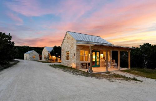 Dripping Springs Casa | Cozy Hill Country Cottage Rental for Romantic Weekend Getaways from Austin