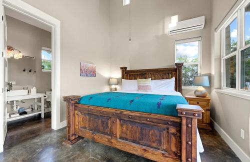 Dripping Springs Casa | Cozy Hill Country Cottage Rental for Romantic Weekend Getaways from Austin
