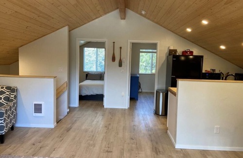 Rexford Cabina | Cozy Hill Top Hideaway loft with Koocanusa lake views and cove