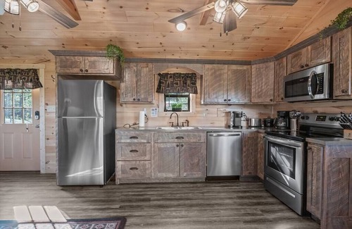 Charlotte Cabina | Cozy Hillside Cabin 2/1 Peaceful