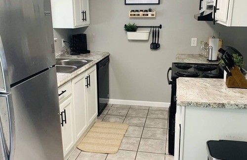 Paris Casa | Cozy & Hip 2-bedroom home - 5 min from Downtown
