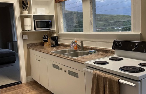 Manoa Casa | Cozy historic home in Manoa Valley, view of Diamond Head, walk to UH