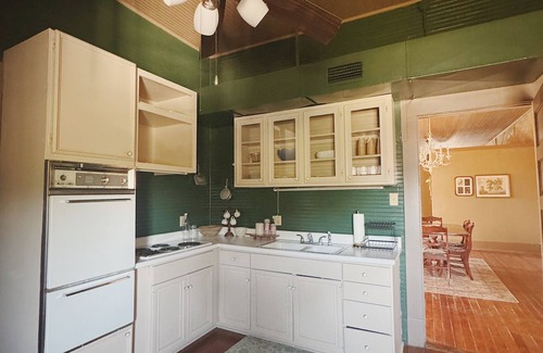 Lorena Casa | Cozy Historic Stay with Antique Charm in Old Town Lorena, off I35 and near Waco