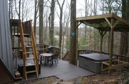 Rockbridge Cabaña | Cozy Hocking Hills cottage on a private lake with a hot tub!
