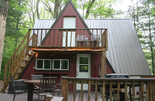 Rockbridge Cabaña | Cozy Hocking Hills cottage on a private lake with a hot tub!