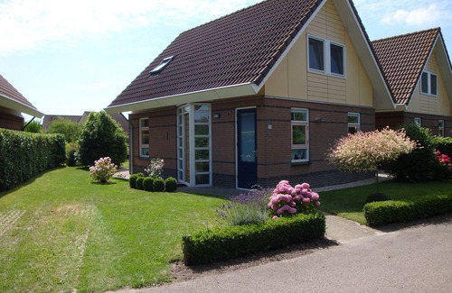 Medemblik Casa | Acogedora casa de vacaciones en Medemblik en el IJsselmeer con Wi-Fi y muelle.