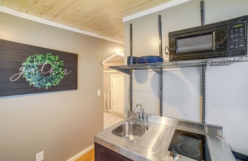 Holland Apartamento | Cozy Holland Studio w/ Deck Near Lake Michigan!
