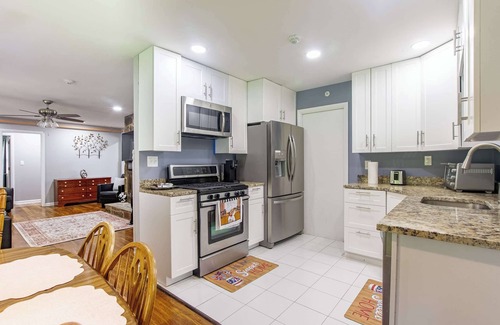 Newark Casa | ‼️Cozy Home 4BR Newark Stay w/Yard