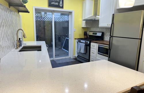 Pennsport Casa | Cozy home a stones throw away from Center City Philadelphia and Penn's Landing.