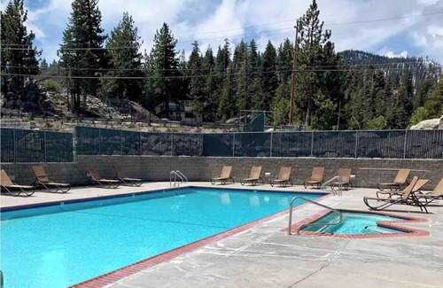 Upper Kingsbury Casa | Cozy Home at Heavenly Ski Resoirt + 5 min to CasinosPrivate Hot Tub/Pet Friendly