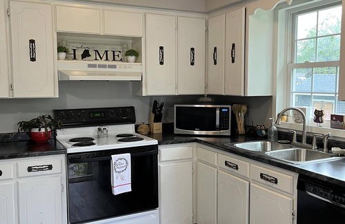 Auburn Casa | Cozy Home Away From Home! Right Outside of the City! Dog Friendly!