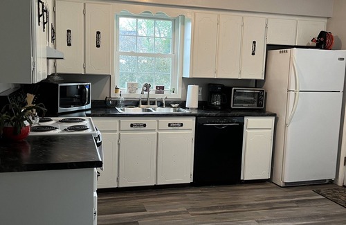 Auburn Casa | Cozy Home Away From Home! Right Outside of the City! Dog Friendly!