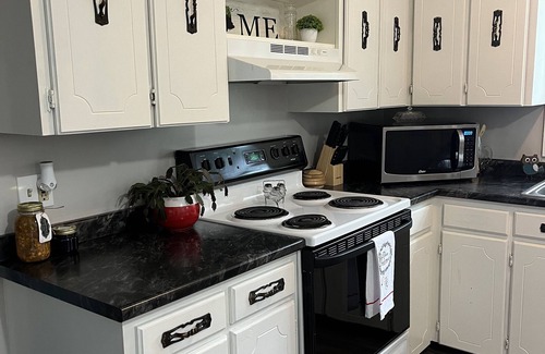 Auburn Casa | Cozy Home Away From Home! Right Outside of the City! Dog Friendly!