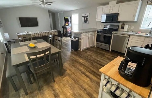 Norwalk Casa | Cozy Home/ Cedar Point/Kalahari/Arcade game/Sports Park/Race