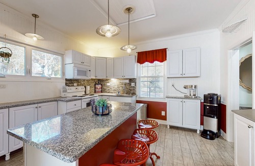 Holcomb Casa | Cozy home close to lake with patio, porch, W/D, AC, & games