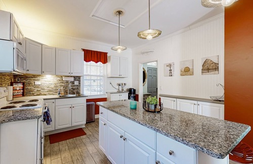 Holcomb Casa | Cozy home close to lake with patio, porch, W/D, AC, & games