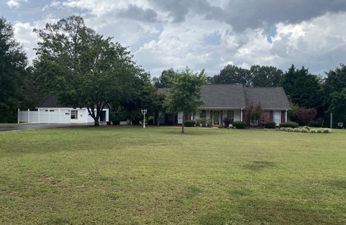 Pontotoc Casa | Cozy home- covered back porch and pool. 3 bedroom 25 minutes to Oxford or tupelo