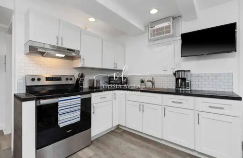 Liliha - Kapalama Casa | Cozy Home Downtown, 2 Bed 1 Bath - Free Parking