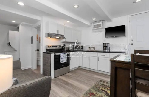 Liliha - Kapalama Casa | Cozy Home Downtown, 2 Bed 1 Bath - Free Parking