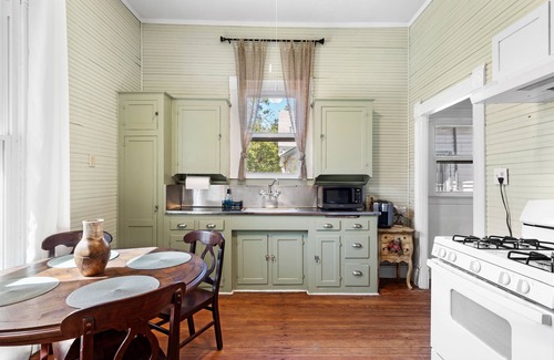 Waco Casa | Cozy Home & Hot Tub 6 minutes to BU and Magnolia