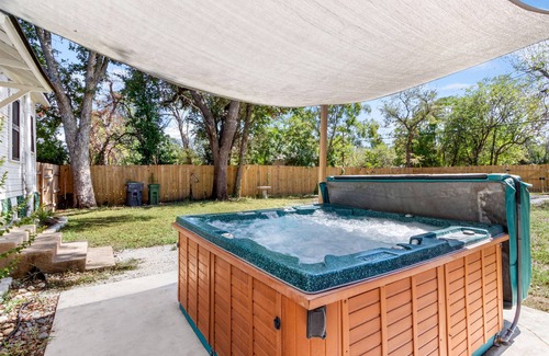 Waco Casa | Cozy Home & Hot Tub 6 minutes to BU and Magnolia