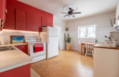 Gimli Casa | Cozy Home-> Ideal Town location - walk to beach + everything + great fenced yard