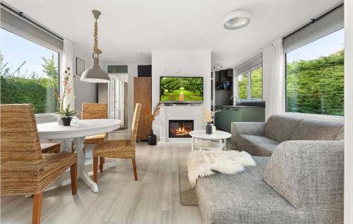 Baarland Casa | Cozy Home In Baarland With Wifi