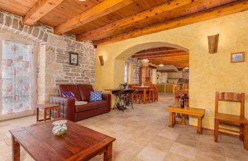 Orihi Casa | Acogedora casa en Barban con sauna