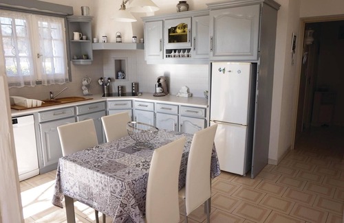 Creissan Casa | Acogedora casa en Creissan con WiFi