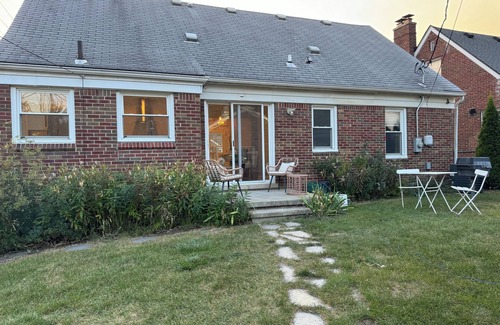 Dearborn Casa | Cozy home in Dearborn Hills-Pet Friendly-Near Downtown Dearborn and Hospitals