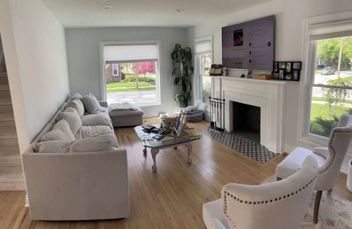 Dearborn Casa | Cozy home in Dearborn Hills-Pet Friendly-Near Downtown Dearborn and Hospitals