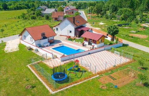 Gospic Casa | Acogedora casa en Gospic con sauna