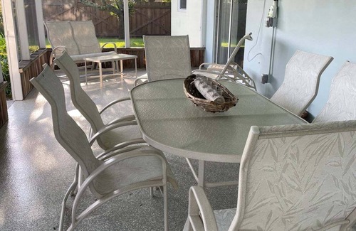 Tropic Casa | Cozy home in quiet neighborhood just a few miles to the beach