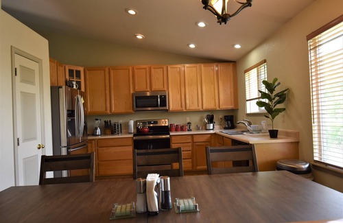 Dupont Casa | Cozy Home in quiet residential neighborhood with Den and Living room.