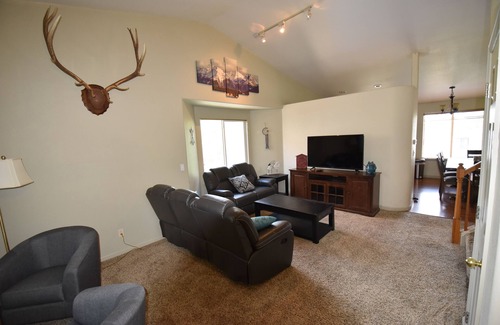 Dupont Casa | Cozy Home in quiet residential neighborhood with Den and Living room.