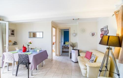 Savignac-sur-Leyze Casa | Cozy Home In Savignac-Sur-Leyze