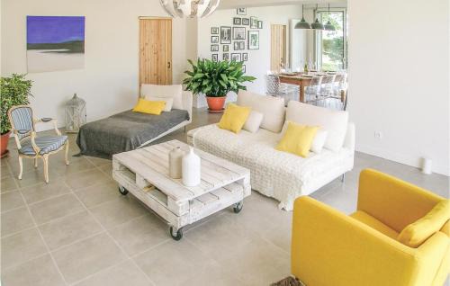 Saint-Aubin-de-Cadelech Casa | Cozy Home In Staubin De Cadeleche