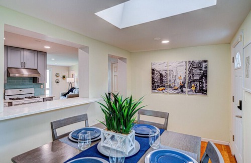 Highland Hills Casa | Cozy Home | King Bed | 10P | Metra | Chicago Suburb