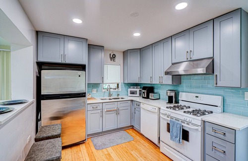 Highland Hills Casa | Cozy Home | King Bed | 10P | Metra | Chicago Suburb