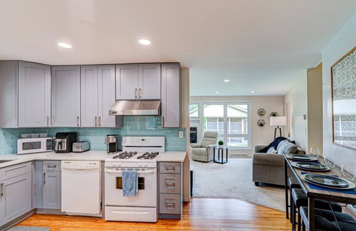 Highland Hills Casa | Cozy Home | King Bed | 10P | Metra | Chicago Suburb