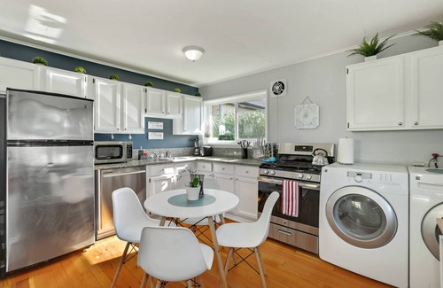 Renton Casa | Cozy home King & Queen bedrooms with WiFi, AC in Renton near SeaTac airport
