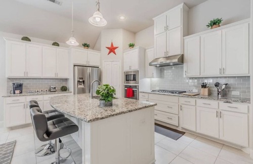 The Colony Apartamento | Cozy Home Luxury Corporate Housing