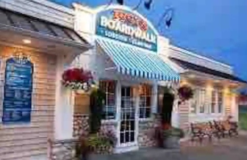 Warwick Casa | Cozy home minutes away from the beach (pet-friendly)